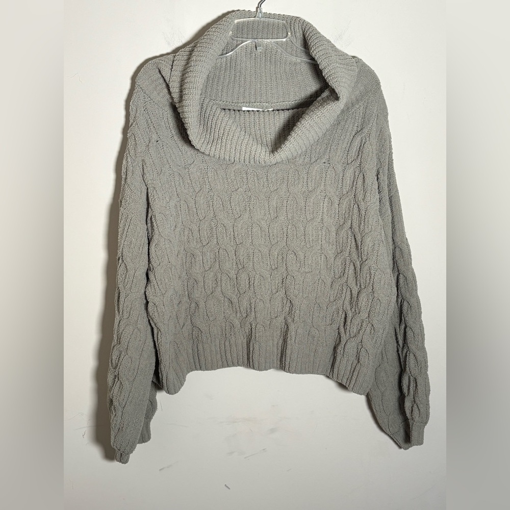 moon & madison Light Gray/Green Cowl Neck Sweater. Size L
NEW WITH TAGS